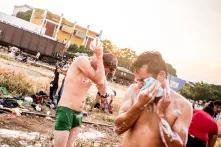 Migrantes de la caravana se dan un baño en el municipio de Arriaga, Chiapas, el 26 de octubre. Ese día, la caravana avanzó 101.8 kilómetros, desde Pijijiapan hasta Arriaga, el recorrido más largo hasta la fecha.