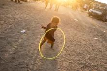 Génesis Cardona, de seis años, juega con un hula hula en el albergue de Juchitán, Oaxaca, el 30 de octubre. Los pandilleros desplazaron forzosamente a toda su familia de la casa en donde vivían en la ciudad de La Ceiba, Honduras.