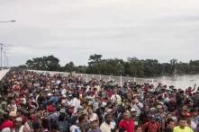 Viernes 19 de octubre. Luego de arrasar los portones de la aduana guatemalteca, la avalancha de migrantes se apoderó del puente "doctor Rodolfo Robles", que cruza el río Suchiate, frontera natural entre Guatemala y México. Foto: Fred Ramos.
