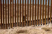 Un migrante centroamericano corre del lado estadounidense. Algunos de los que iban a la vanguardia de la marcha se atrevieron a saltar el segundo muro, a caer en territorio de Estados Unidos, justo en esa zona de despeje que patrullan las autoridades de ese país. Sin embargo, la mayoría se regresó a México al ver a la Patrulla Fronteriza acercarse. Otros fueron detenidos ahí mismo. 