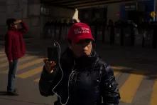 Una tijuanense, activista anti migrantes conocida en redes sociales como Paloma for Trump, realiza una transmisión en vivo, en sus redes sociales, del platón de los migrantes en la garita de El Chaparral. Algunos tijuanenses hicieron activismo en redes y en algunas marchas contra la presencia de los centroamericanos en esa ciudad. 