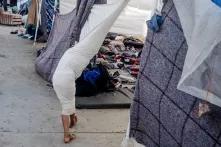 Un niño hondureño juega con una manta en el albergue en Tijuana. Según Unicef, 2,300 niños entraron en México como parte de la primera caravana de migrantes, la que partió el 12 de octubre de San Pedro Sula, Honduras.