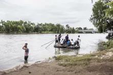 Sábado 20 de octubre.  A lo largo de ese día, la concentración de migrantes sobre el puente fue disminuyendo a pasos agigantados. Miles atravesaron por su cuenta el río Suchiate. Foto: Fred Ramos