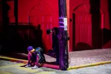 Jóvenes hondureños se preparan a las 4:00 de la madrugada para salir del municipio de Masatepec rumbo a Pijijiapan, ambos del estado de Chiapas, el 25 de octubre. Ese día los migrantes de la caravana recorrieron 48.4 kilómetros.