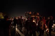 Migrantes centroamericanos avanzan en su camino hacia los Estados Unidos en la carretera 190 que conduce hacia el estado de Oxaca, el 27 de octubre.  La movilización de la caravana inicia desde las 3:00 a. m. para evitar lo más posible las horas más calurosas.