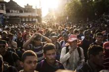 La mañana del viernes 2 de noviembre, la caravana de migrantes salvadoreños estaba plantada frente al puente Rodolfo Robles, que une a Guatemala con México. Ante la oferta de asilo por parte del Gobierno de México, retornaron para panificar su paso por el río Suchiate, como indocumentados.