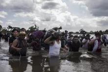 Algunos migrantes cruzaron risueños el río Suchiate. Conquistaron sus aguas y lograron pisar tierra que horas antes les habían negado en el puente. Llegaron a México.