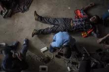 Unos recargan sus teléfonos, otros duermen, otros cantan, otros hablan. El Auditorio Municipal de Mapastepec era un espacio parecido a una cárcel salvadoreña. Migrantes hacinados en las gradas, en las canchas, en los baños. El calor era sofocante.