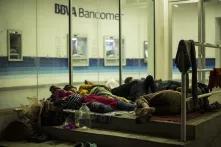 La pequeña plaza del municipio de Huixtla, Chiapas, no dio abasto para albergar a más de 2 mil personas. Muchos abarrotaron las aceras y calles aledañas, donde el comercio funcionaba sin interrupción, como un pueblo acostumbrado al fenómeno de la migración.