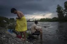 "Yo me iba a matar debajo del puente Urbina (en San Miguel). Ya no quería seguir con mi mala vida. Iba a tomar veneno para ratas", recordó Dani a orillas del río Huixtla, durante su huida, donde pasó la tarde del 6 de noviembre junto a Víctor, su compañero de viaje. 