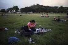 Glenda del Cid tiene 21 años. Salió de San Miguel, en El Salvador, el 30 de octubre de 2018 para unirse a una de las múltiples caravanas de esos días. Escapaba de la falta de empleo. El 8 de noviembre su grupo hizo una escala de diez horas en la cancha de fútbol de la ciudad deportiva del municipio de Arriaga, en Chiapas, México, convertida por las autoridades en albergue provisional. 