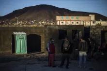 El viernes 7 de diciembre, cuatro jóvenes se acercaron con la primera luz del día para pedir trabajo en una construcción. El capataz dijo que no había más trabajo. Desde que la caravana fue trasladada al albergue El Barretal, muchos han salido a las calles aledañas en busca de una oportunidad laboral. El hacinamiento, el ocio y la falta de dinero han comenzado a desesperar a los migrantes. Muchos de ellos deben enviar remesas a sus familias, tras casi dos meses de haber salido de sus países. 