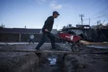 Ubence Tróchez, de 34 años, trabaja como albañil en la construcción de una gasolinera. Junto a él trabajan cinco migrantes más. Ubence era albañil en Santa Bárbara, su pueblo en Honduras. En su país, estuvo desempleado durante seis meses. Su crisis lo obligó a unirse a la primer caravana el 12 de octubre.