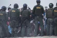 Una muralla de agentes de la Patrulla Fronteriza custodiaba la zona y bloqueó el paso de la caravana a 30 metros del muro, sobre la costa de San Diego.