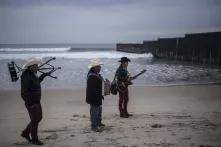 En las playas de Tijuana, del lado mexicano, y como respuesta a la manifestación de los estadounidenses, el grupo Batalla del Norte, entonó tres canciones: La jaula de oro, Los mandados y Paso del norte. Hubo muestras de apoyo a los migrantes de los dos lados de los barrotes.