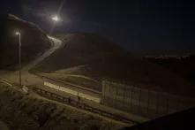 Cuando la noche comenzaba a caer este sábado 8 de diciembre en la ciudad fronteriza de Tijuana, a las 5:28 p.m., dos sombras –dos hombres– se adentraron en territorio estadounidense después de saltar el muro cerca del paso conocido como El Mirador o Puente Amarillo, sobre la carretera internacional que se dirige a las playas de Tijuana. 