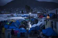 Vista general del albergue para migrantes El Barretal, instalado en la colonia Mariano Matamoros, en la ciudad de Tijuana. Después que la lluvia destrozó el albergue Benito Juárez, las autoridades mexicanas trasladaron a los migrantes hondureños a este lugar, alejado de la zona turística de Tijuana y del muro fronterizo.