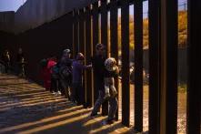  Padres desesperados, miembros de la caravana migrante, salvadoreños y hondureños, intentaron cruzar el muro fronterizo con sus hijos en brazos la tarde de este miércoles 5 de diciembre. Más de 20 personas se organizaron frente a la playa para intentar cruzar a Estados Unidos por esta zona, vigilada permanentemente por autoridades estadounidenses. Eran las 5:00 p.m. 