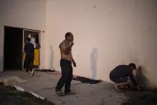 Un hombre se rasura, otro lava su ropa, otro más busca su camino a un espacio para dormir. Después de 10 días de camino, cada albergue es esencialmente un hogar. Los migrantes llegan agotados, y buscan un lugar para tener su propia intimidad. Arriaga, 8 de noviembre de 2018.