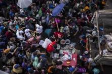Los habitantes del municipio de Huehuetán regalaron comida, agua y suero a los miembros de la caravana. Todos se abalanzaron para lograr algo para el camino. Cien metros antes, la caseta migratoria los había obligado a reagruparse. Municipio de Huehuetán, Chiapas. 7 de noviembre de 2018.