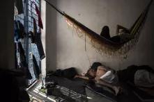 En el municipio de Mapastepec, los migrantes ya habían recorrido 145 kilómetros durante seis días desde que tocaron el suelo mexicano en la Ciudad de Hidalgo. Hombres descansan en la Ciudad Deportiva de Mapastepec, el 7 de noviembre de 2018.