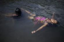 Deysi Reyes es de San Salvador y el jueves 8 noviembre de 2018 aprovechó dos horas de descanso de la caravana en el municipio de Pijijiapan, en el estado de Chiapas, México, para bañarse en el río del pueblo. En ese momento tenía 18 años y esperaba su segundo hijo. Ella y su esposo recorrían México a pie con un bebé de 8 meses. Deysi dio a luz el 5 de diciembre, en una clínica asistencial en Mexicali, justo en la frontera con Estados Unidos. (Foto Víctor Peña)