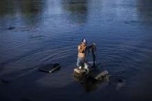 Aníbal Muñoz, originario de Progreso, Honduras. Con 29 años ha intentado su viaje tres veces hacia Estados Unidos. Esperaba en la frontera Tecún Umán hasta que México le otorgue su credencial por un año. Aníbal lava su ropa en el río Suchiate, y asegura que ha abandonado la idea de Estados Unidos a cambio de intentar una vida en México.