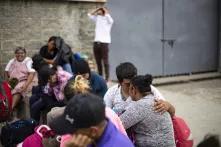 Ever y Sandra se casaron hace algunos meses, se conocieron después de que él fue deportado de Estados Unidos cuando se fue en la primer Caravana Migrante de octubre de 2018 y ahora harán la ruta juntos, San Pedro Sula, 14 de enero de 2020. Foto: Fernando Silva