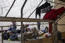 Después de un día largo de viaje, jóvenes migrantes descansan en el auditorio del Parque Central de Ocotepeque que esa noche alberga a unas 600 personas que saldrán por la frontera de Agua Caliente, Ocotepeque, 15 de enero de 2020. Foto: Fernando Silva.