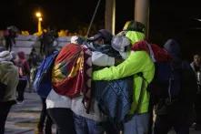 Un grupo de amigos que emprendió el camino juntos en la Caravana Migrante se abrazan antes de salir del parque Central de Ocotepeque en dirección a la frontera de Agua Caliente para cruzar hacia Guatemala, Ocotepeque, 15 de enero de 2020. Foto: Fernando Silva