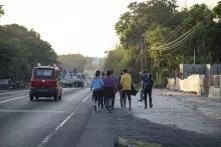 Kenia, sus dos hijas y un grupo de jóvenes que les acompañan, siguen el camino rumbo a Tecún Umán después de haber logrado que un bus llevara a dos de sus compañeros junto con las maletas del grupo, Guatemala, 17 de enero de 2020. Foto Fernando Silva