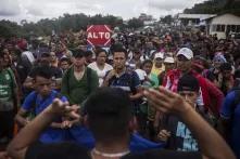 Cuando chocó con el muro mexicano, la caravana carecía de líderes. Desde su inicio en San Pedro Sula el 15 de enero fue un éxodo desperdigado por calles y fronteras distintas. En la imagen, Óscar Santos intenta controlar al grupo, que comenzaba a discutir formas de cruzar a México por puntos ciegos. Foto: Víctor Peña.