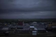 En el caserío El Ceibo habitan alrededor de mil 600 personas. A diario, un goteo migratorio rodea sus veredas de manera clandestina. Esta vez, cientos de hondureños y unas decenas de salvadoreños inundaron sus calles y convirtieron El Ceibo en el centro de la frontera cerrada mexicana. Foto: Víctor Peña.