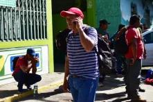 Armando González se despide de su esposa a través de una llamada telefónica. Ella no quiso despedirse de él, porque no estaba de acuerdo con su viaje. Foto Emerson Flores, Revista Gato Encerrado. 