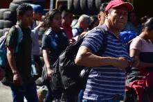 Armando González dijo a GatoEncerrado que viaja en busca de oportunidades. Menciona que en el país no las hay para personas mayores. Foto de Emerson Flores, Revista Gato Encerrado. 
