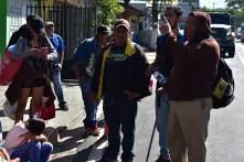 Los viajeros hicieron varias pausas para que los niños pudieran descansar. Foto de Emerson Flores, Revista Gato Encerrado. 