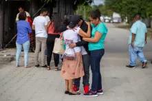 Una familia se abraza en el Aeropuerto Internacional Ramón Villeda Morales, luego de horas de espera por su familiar. La Lima, 3 de febrero de 2020. Foto: Martín Cálix.