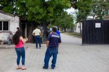 Vicky de 24 años y vestida con camisa rosa, carga en brazos a una bebé mientras espera que su expareja y padre de su hijo de 8 años, salga del chequeo migratorio en el Aeropuerto Internacional Ramón Villeda Morales. La Lima, 3 de febrero de 2020. Foto: Martín Cálix.