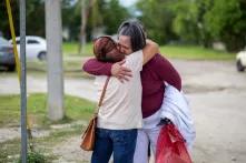 Dos mujeres se abrazan y lloran durante su reencuentro en el Aeropuerto Internacional Ramón Villeda Morales. La Lima, 3 de febrero de 2020. Foto: Martín Cálix.