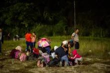 Madres y sus hijas e hijos, toman un breve descanso, al inicio del camino, en la salida al occidente del país. San Pedro Sula, 31 de enero de 2020. Foto: Martín Cálix.