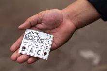 Un voluntario de la Casa del Migrante José, muestra en su mano un boleto que entrega la casa a cada migrante, lo que les da derecho al menos a 3 noches de hospedaje, un desayuno, un almuerzo, una cena y una refacción (una merienda). Esquipulas, 1 de febrero de 2020. Foto: Martín Cálix.