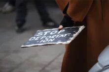 muestra cartel pare deportaciones