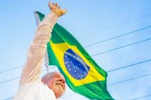 Lula sostiene una bandera de Brasil