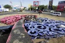 Un grupo de hombres cortó piezas metálicas para vender en el mercado los restos del árbol de acero, monumentos simbólicos del gobierno del Frente Sandinista nicaragüense. Los monumentos fueron incendiados y derribados durante una protesta contra las reformas del gobierno en el Instituto de Seguridad Social (INSS), en Managua el 22 de abril de 2018.
