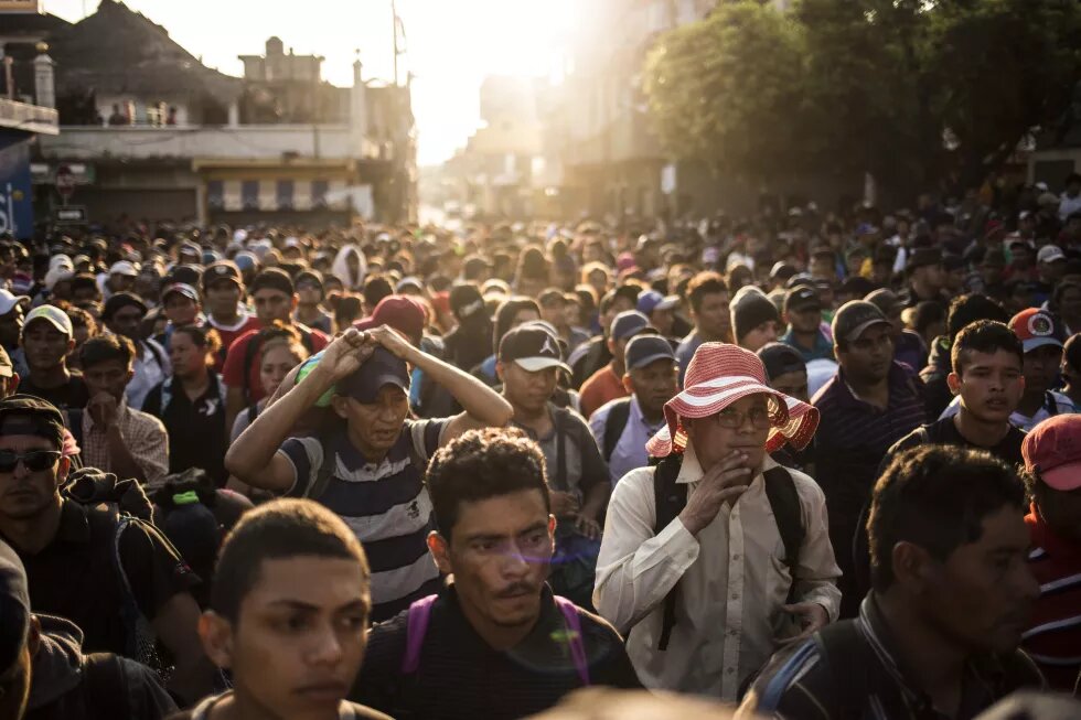 La mañana del viernes 2 de noviembre, la caravana de migrantes salvadoreños estaba plantada frente al puente Rodolfo Robles, que une a Guatemala con México. Ante la oferta de asilo por parte del Gobierno de México, retornaron para panificar su paso por el río Suchiate, como indocumentados.