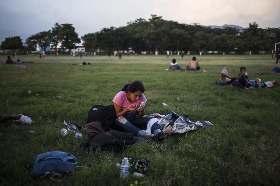 Glenda del Cid tiene 21 años. Salió de San Miguel, en El Salvador, el 30 de octubre de 2018 para unirse a una de las múltiples caravanas de esos días. Escapaba de la falta de empleo. El 8 de noviembre su grupo hizo una escala de diez horas en la cancha de fútbol de la ciudad deportiva del municipio de Arriaga, en Chiapas, México, convertida por las autoridades en albergue provisional. 