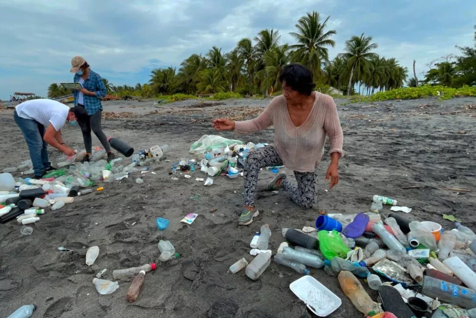 La recolectora María Rivas separa los plásticos que se pueden reciclar en la playa San Marcelino. Foto: Carolina Amaya Plastico foto 2