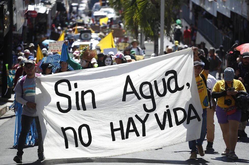 Manta con el mensaje "Sin Agua, no hay vida"