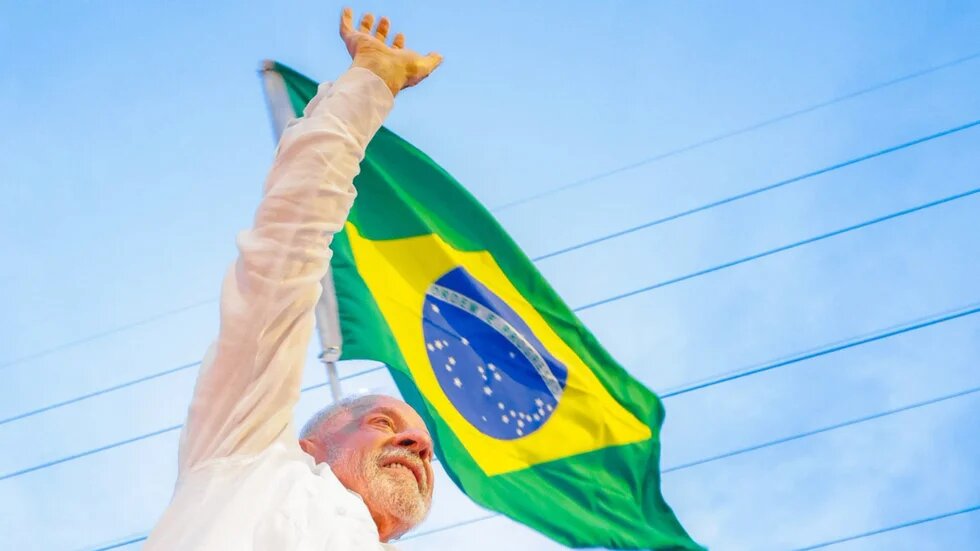 Lula sostiene una bandera de Brasil