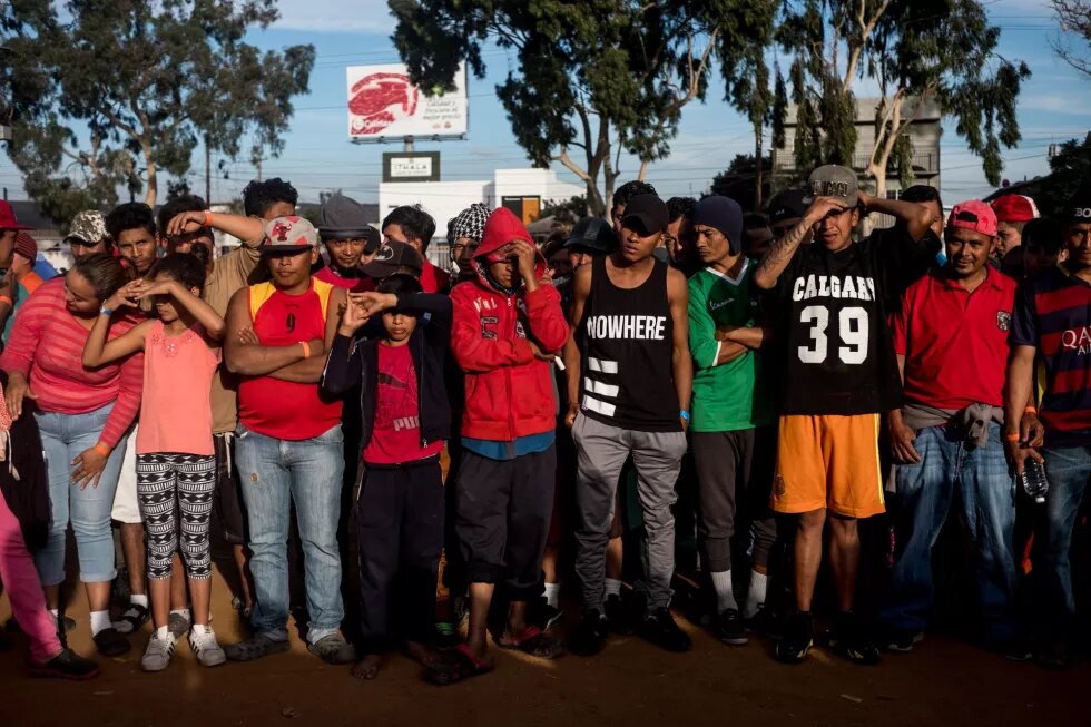 Migrantes centroamericanos en el albergue instalado en la unidad deportiva Benito Juárez, en Tijuana, el 21 de noviembre de 2018. Hasta la fecha, 4,731 migrantes de la primera caravana que salió de Honduras  el 12 de octubre han llegado a Tijuana.